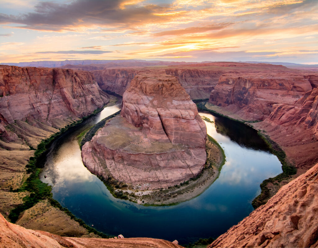 horseshoe bend, red rocks in shape of horseshoe with water